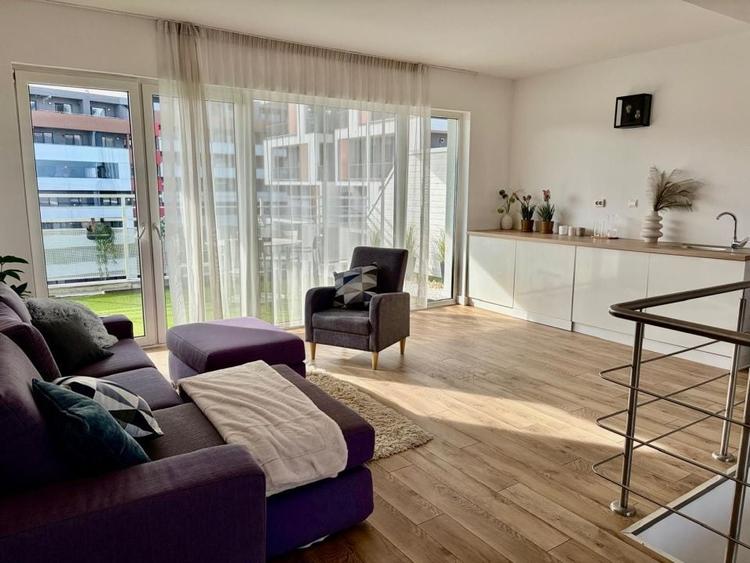 Apartament cu 5 camere semidecomandat, mobilat în Bună Ziua