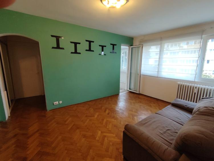 Apartament cu 3 camere semidecomandat în Bucureștii Noi