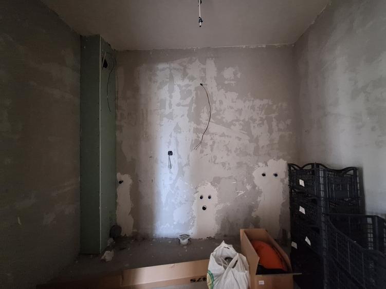 Apartament cu 3 camere semidecomandat în Florești