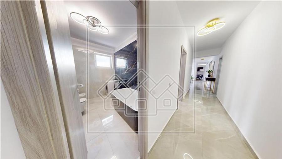 Penthouse cu 3 camere decomandat în Exterior Vest