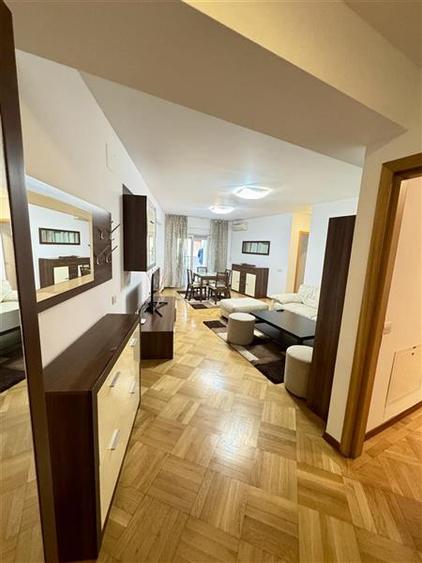 Apartament cu 3 camere semidecomandat în Herăstrău