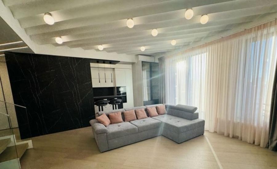 Apartament cu 4 camere decomandat în Tineretului