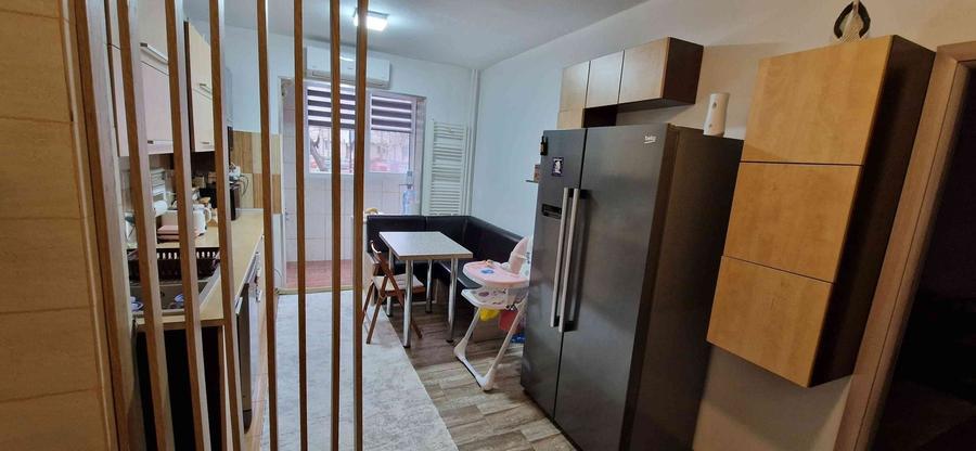 Apartament cu 3 camere decomandat în Berceni