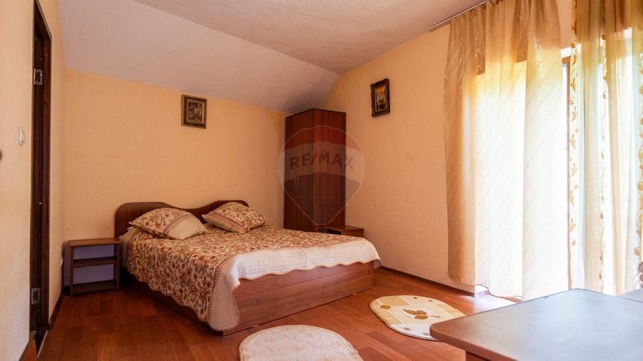 Casă individuală cu 10 camere cu Teren 1348 Mp în Sânbotin