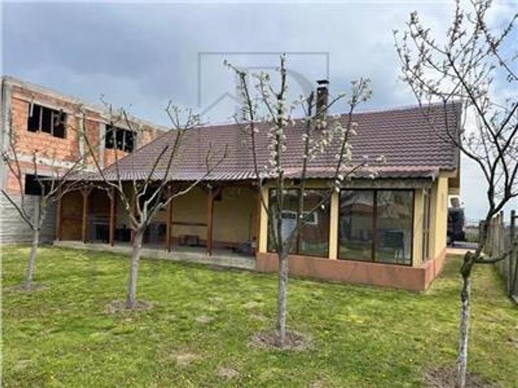 Casă individuală cu 3 camere cu Canalizare în Moșnița Nouă