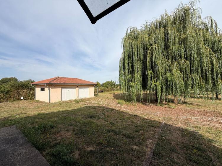 Casă individuală cu 6 camere cu Canalizare în Vest