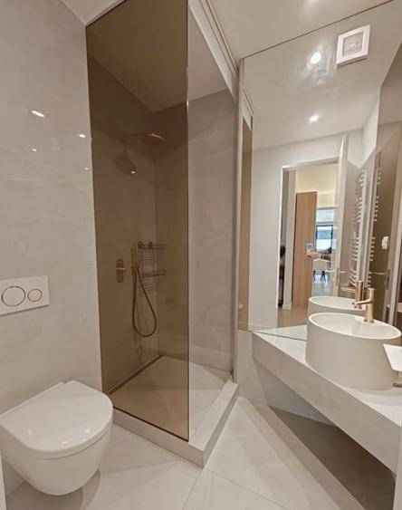 Apartament cu 3 camere semidecomandat, mobilat în Pipera
