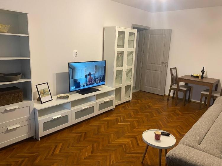 Apartament cu 3 camere semidecomandat, mobilat în Ultracentral