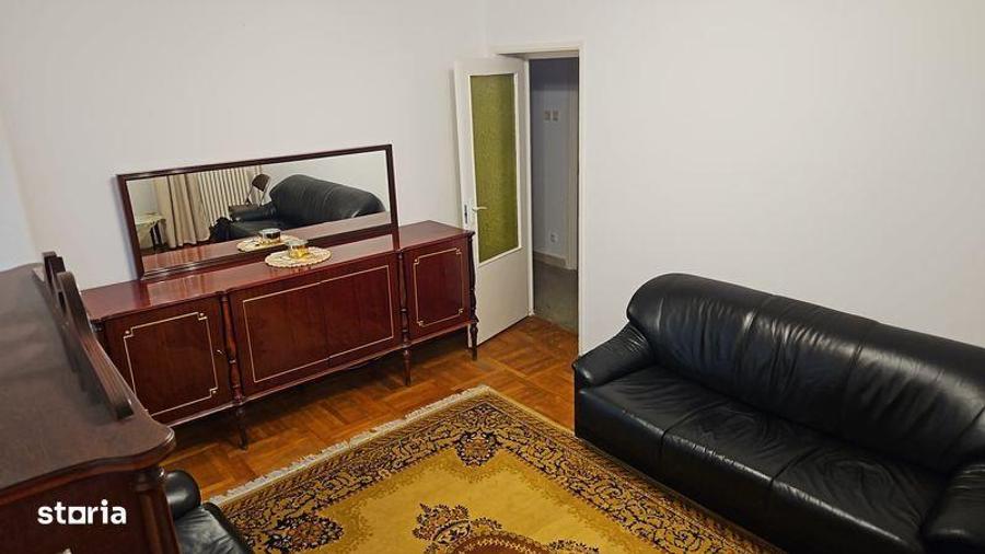 Apartament cu 3 camere semidecomandat, mobilat în Central