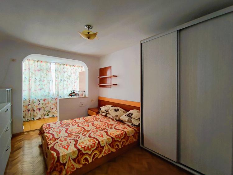 Apartament cu 3 camere semidecomandat, mobilat în Central