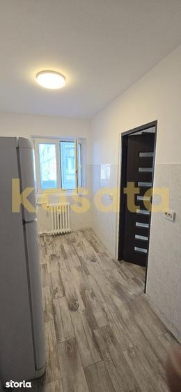 Apartament cu 3 camere decomandat în Tei