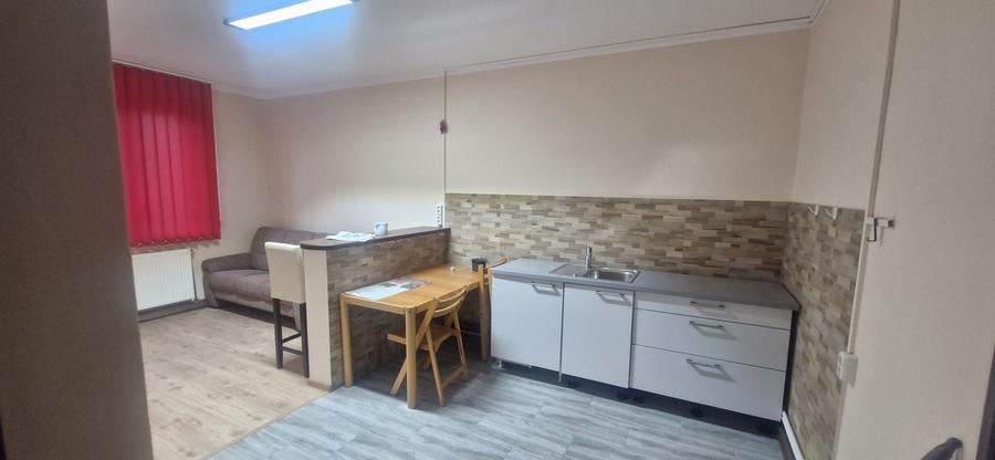 Apartament cu 3 camere semidecomandat în Central