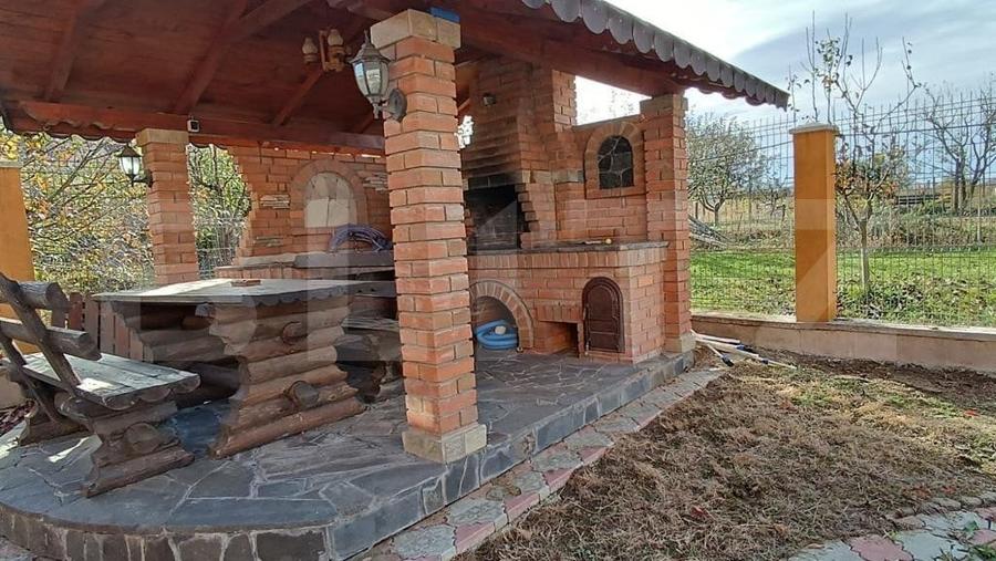 Casă individuală cu 6 camere cu Canalizare în Est
