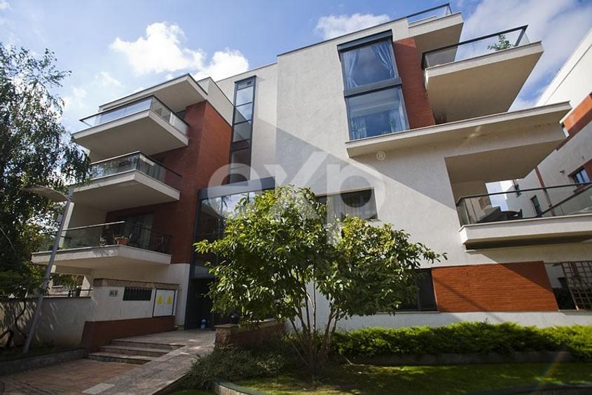 Apartament cu 4 camere decomandat, mobilat în Capitale