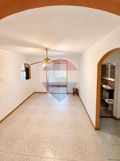 Spațiu comercial, de 68.400001525879 mp, în Central