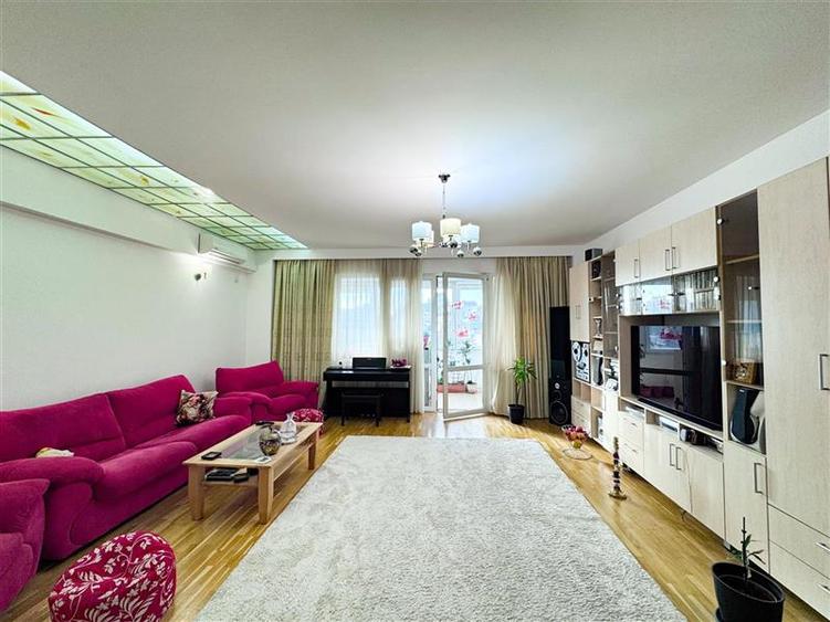 Apartament cu 4 camere semidecomandat, mobilat în Floreasca