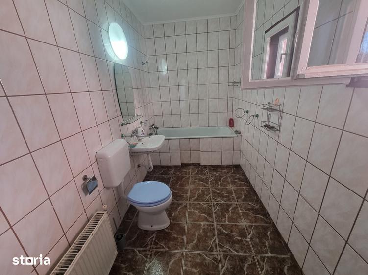 Casă cu 4 camere cu Teren 1202 Mp în Băcia