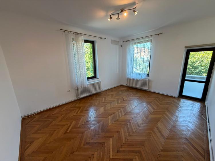 Apartament cu 4 camere semidecomandat în Universitate