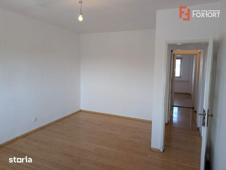 Apartament cu 4 camere decomandat în Intim