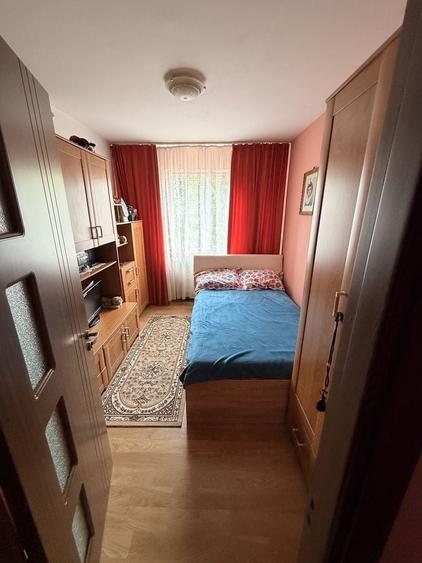 Apartament cu 3 camere semidecomandat în Km 4