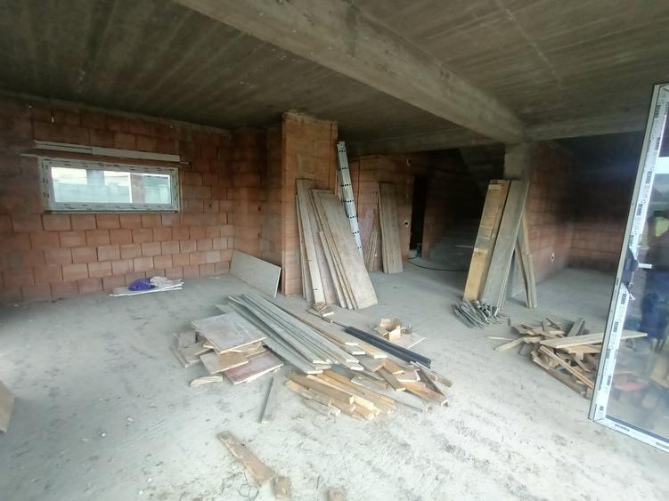 Duplex cu 4 camere cu Canalizare în Florești
