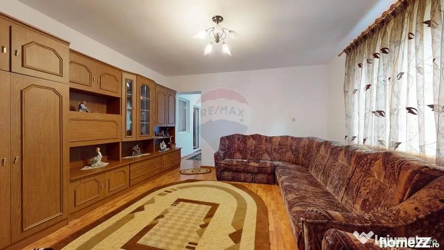 Casă cu 5 camere cu Teren 2633 Mp în Periferie