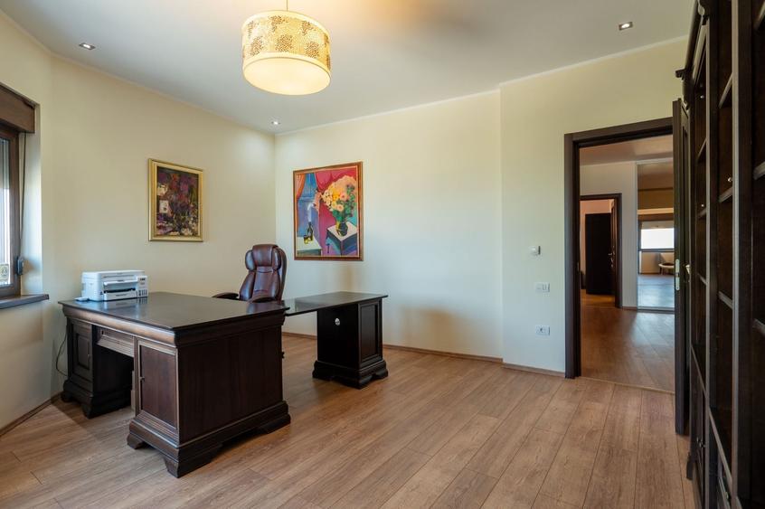 Apartament cu 3 camere decomandat, mobilat în Peninsula