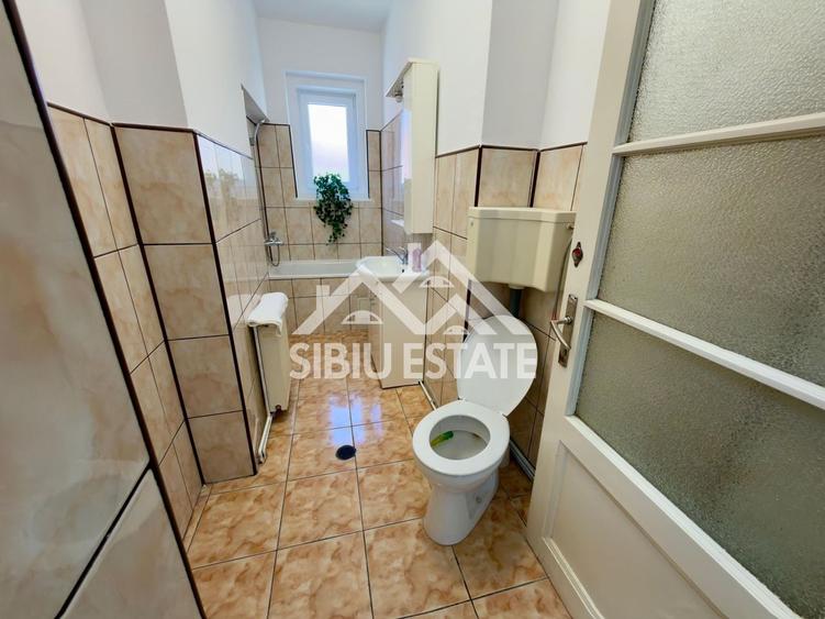 Duplex cu 12 camere cu Canalizare în Central