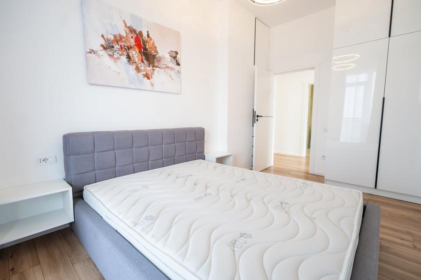 Apartament cu 3 camere semidecomandat, mobilat în P-ța Mihai Viteazul