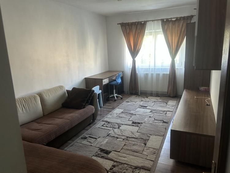Apartament cu 3 camere decomandat în Drumul Carului