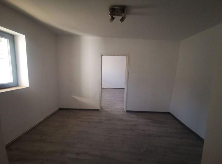 Casă cu 3 camere în Sărărie