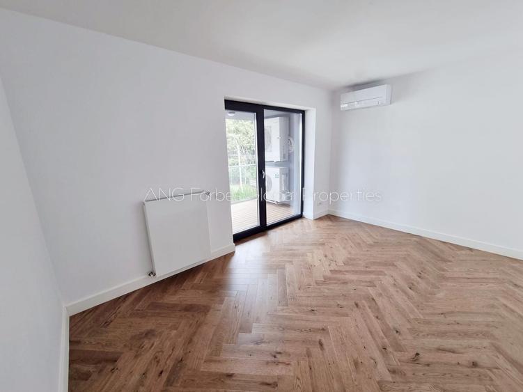 Penthouse cu 5 camere decomandat în Băneasa