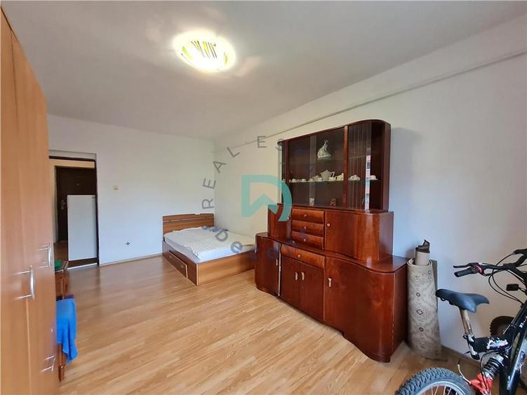 Garsonieră decomandată, mobilată în Răcădău