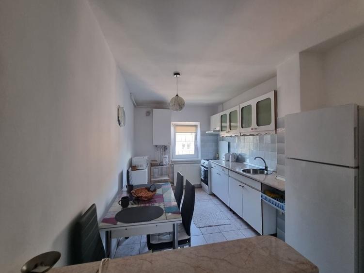 Apartament cu 3 camere decomandat în Florești