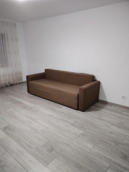 Apartament cu 3 camere decomandat în Exterior Vest
