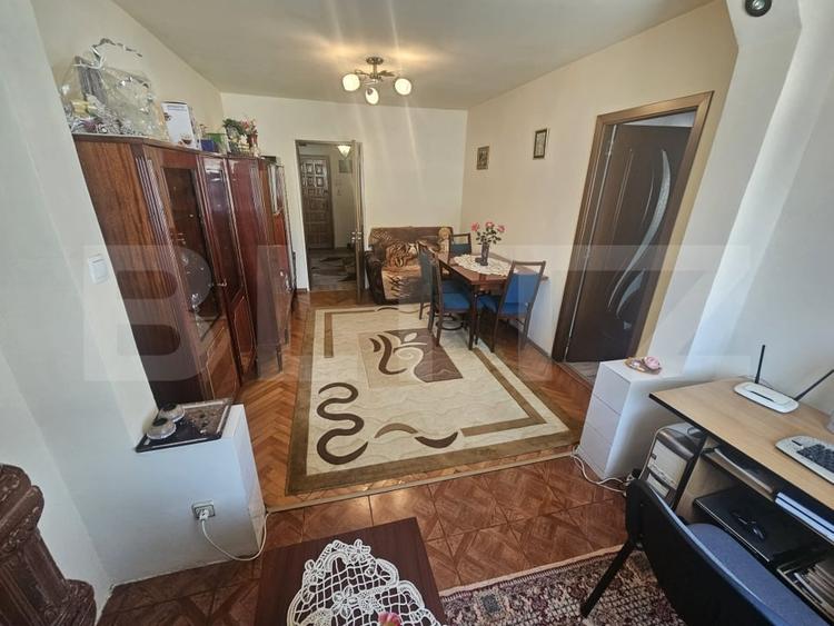 Apartament cu 4 camere semidecomandat, mobilat în Beclean