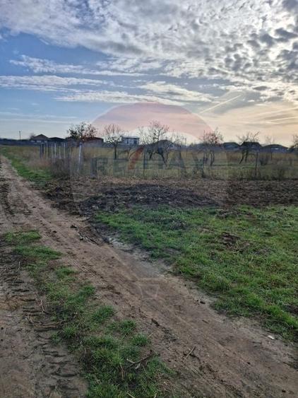 Teren agricol intravilan de 5700 mp, în Sântion