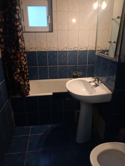 Apartament cu 3 camere semidecomandat în Craiovița Nouă
