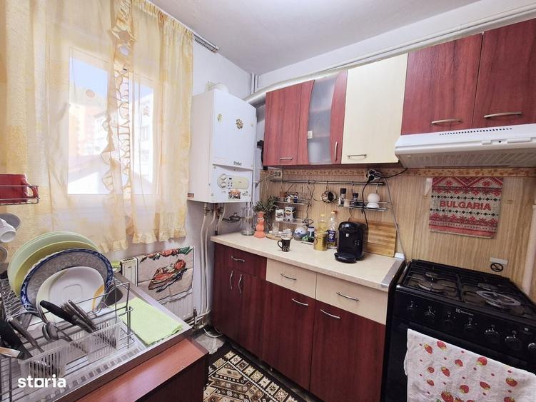 Apartament cu 3 camere semidecomandat în Mărăței