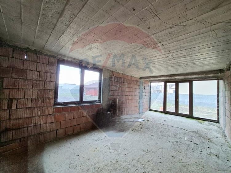 Casă cu 5 camere cu Teren 983 Mp în Vladimirescu