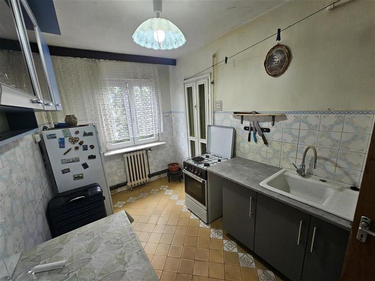 Apartament cu 4 camere semidecomandat, mobilat în Micro II