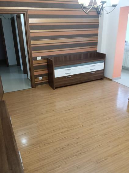 Apartament cu 3 camere semidecomandat, mobilat în Titan