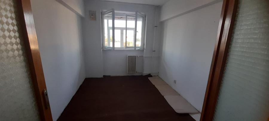 Apartament cu 3 camere decomandat în Drumul Taberei