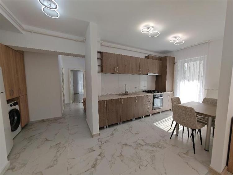 Apartament cu 3 camere decomandat, mobilat în Periferie