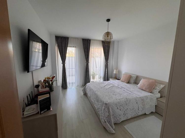 Apartament cu 3 camere semidecomandat în Rahova