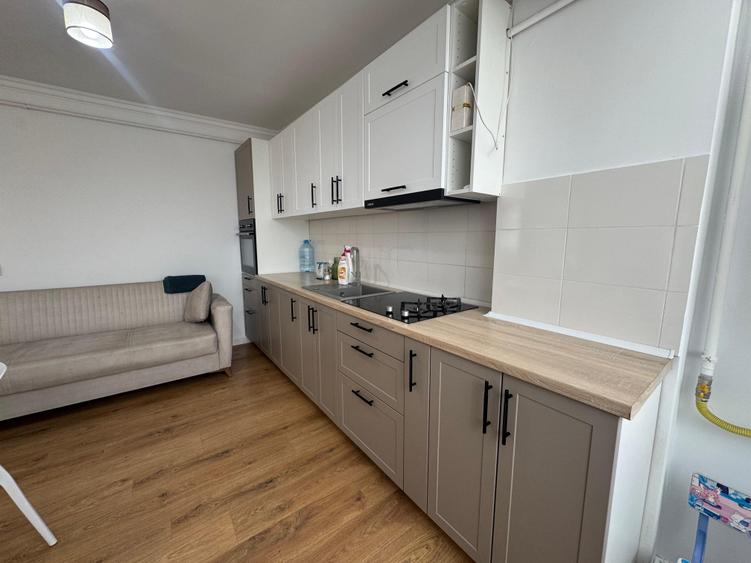 Apartament cu 3 camere semidecomandat în Vișani