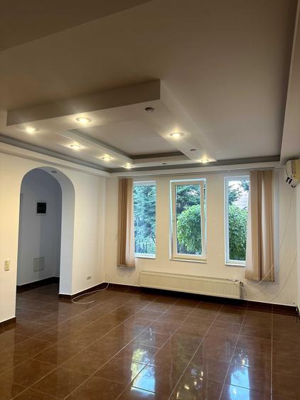 Casă cu 4 camere cu Teren 400 Mp în Central