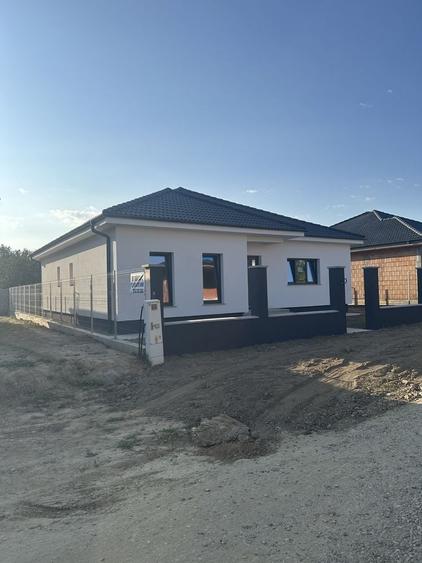 Casă cu 3 camere în Solidarității