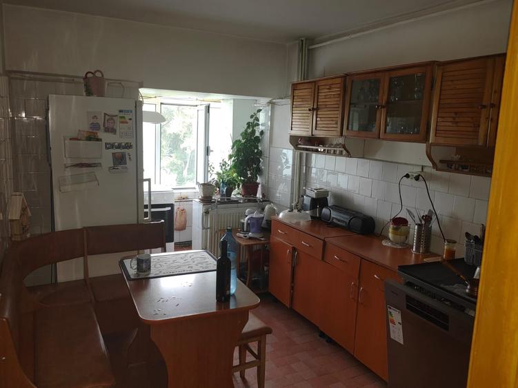 Apartament cu 3 camere decomandat în Central