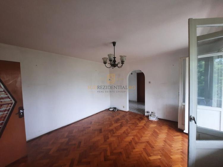 Apartament cu 3 camere semidecomandat în Berceni